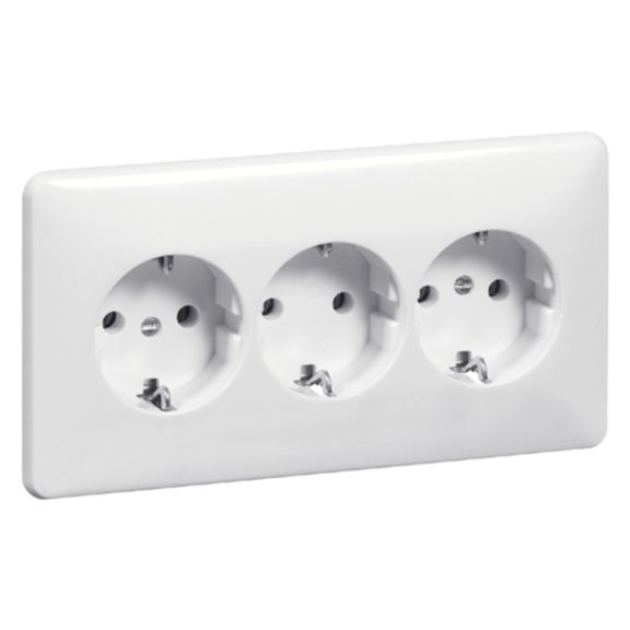 hbt-electrical-00498211-schuko3-gangserialsoc-primaryimage.jpg