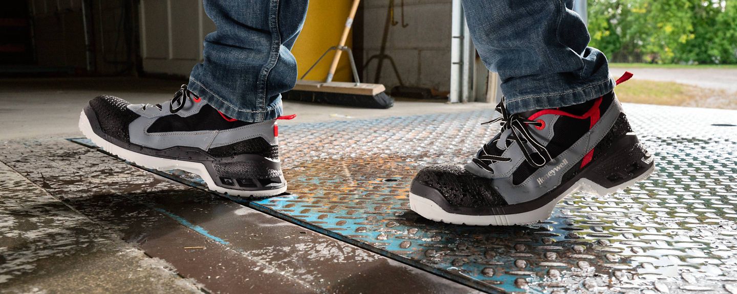 ULTIMATE FOOTWEAR