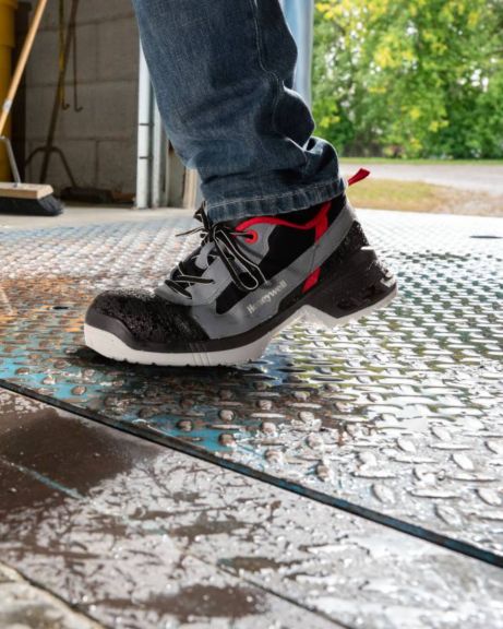 ULTIMATE FOOTWEAR