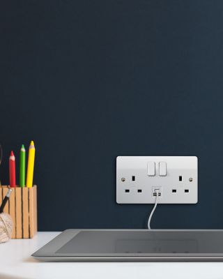 Adaptador de corriente universal a modular en la pared. — LST