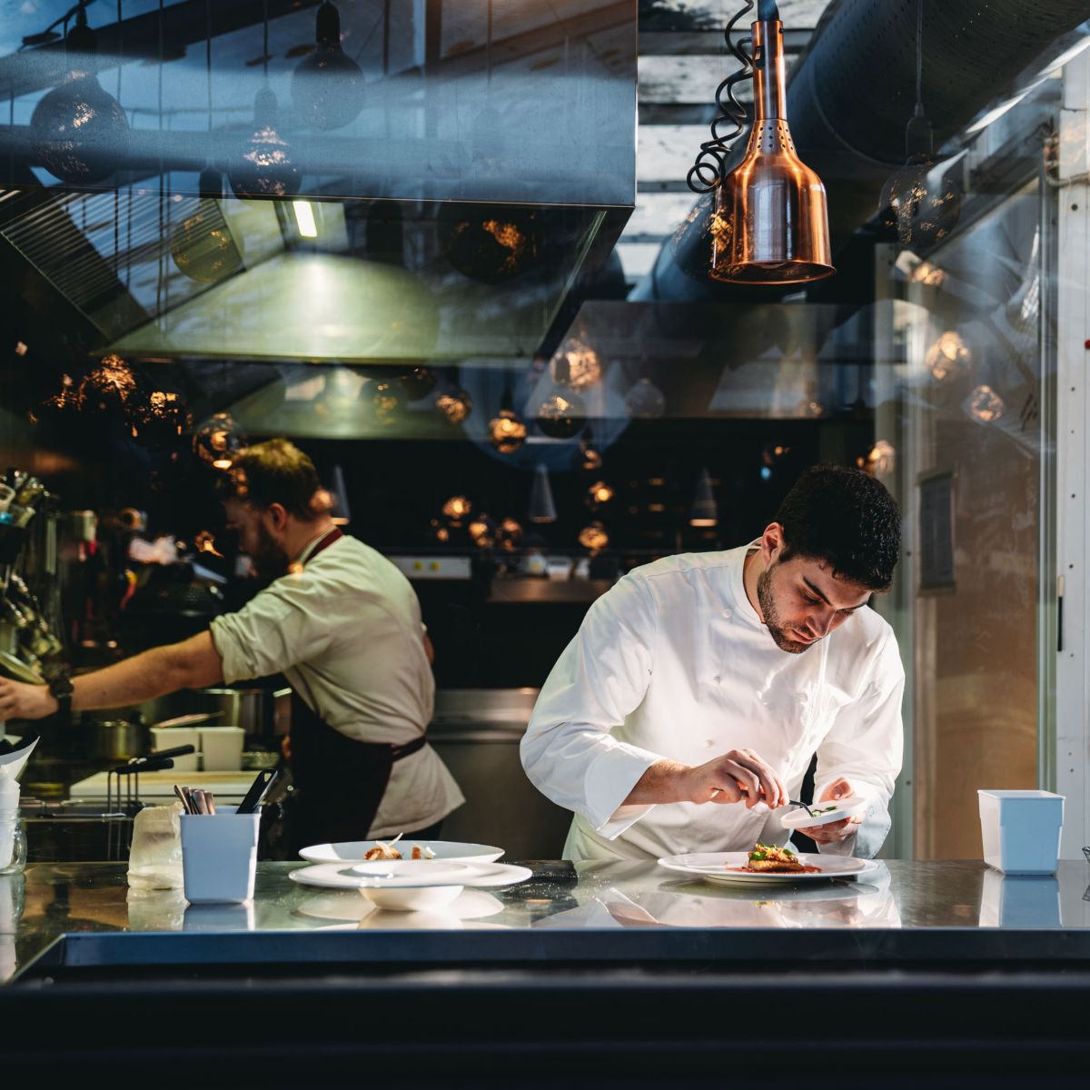hon-chef-plating-dish-professional-restaurant-open-kitchen-1446478827.jpg