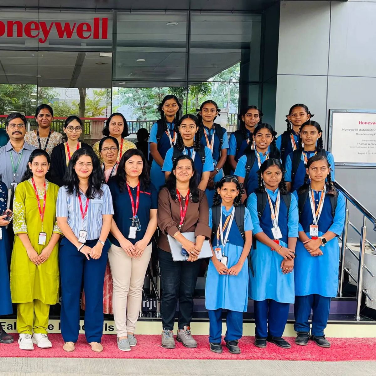 Witness the excitement of students during their visit to Honeywell headquarters. This educational trip provided valuable insights into the industry, encouraging the next generation to explore career possibilities and innovations.