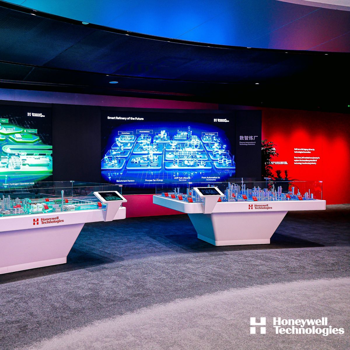 Interactive technology center showcasing energy transition, industrial automation and digital transformation solutions.