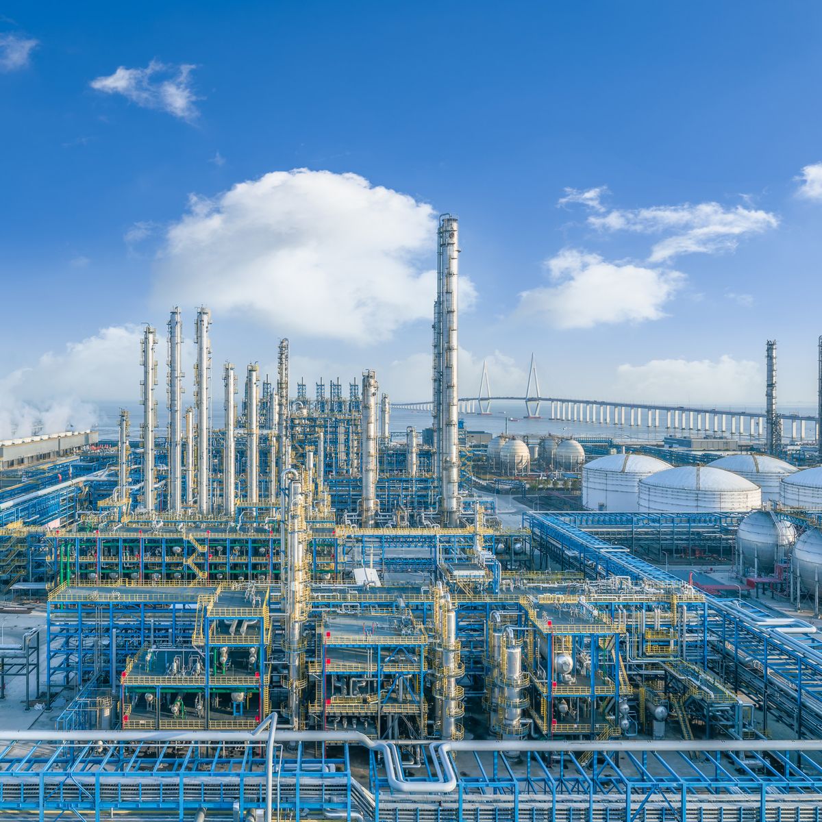 Large-scale refinery facility with pipelines and processing units, highlighting energy production, chemical processing, and industrial engineering solutions.