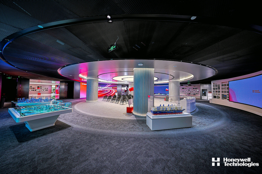 Modern technology experience center featuring industrial innovation, automation solutions and interactive demonstrations.