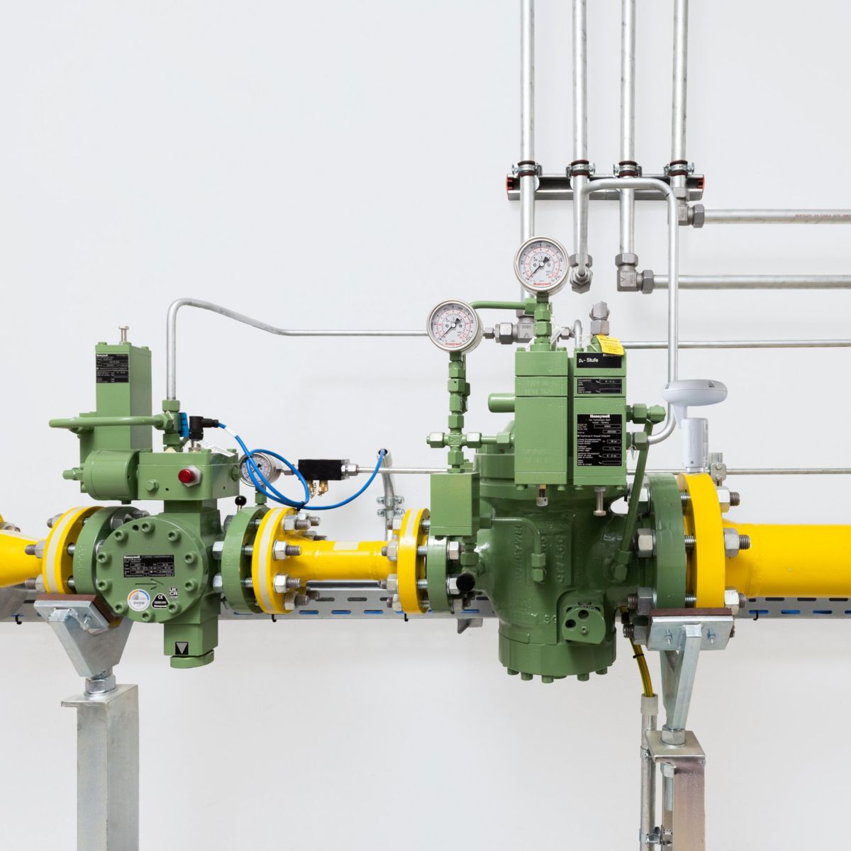 High-precision industrial gas piping system featuring integrated valves, pressure gauges, and measurement instrumentation on a clean white background.