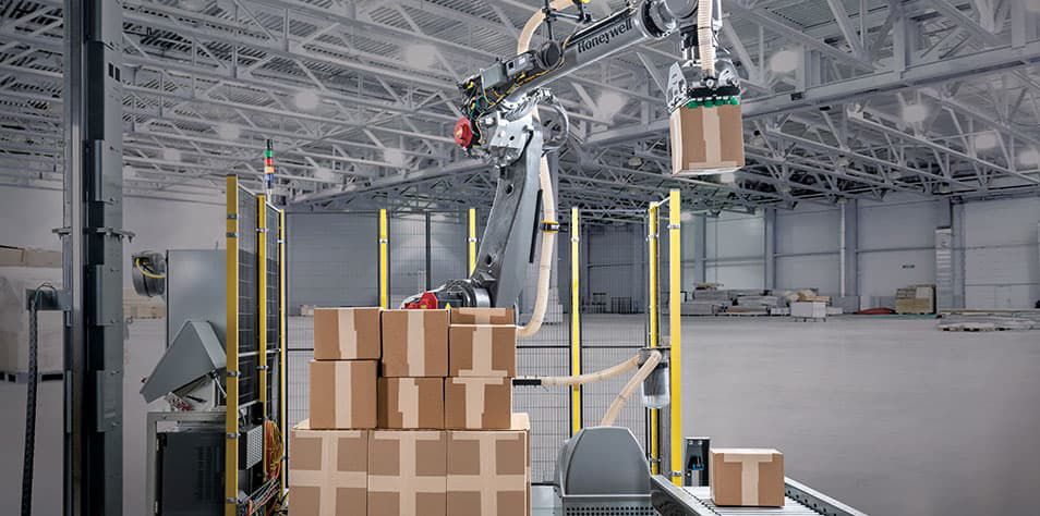 Smart Flexible Depalletizer lifting box onto conveyor