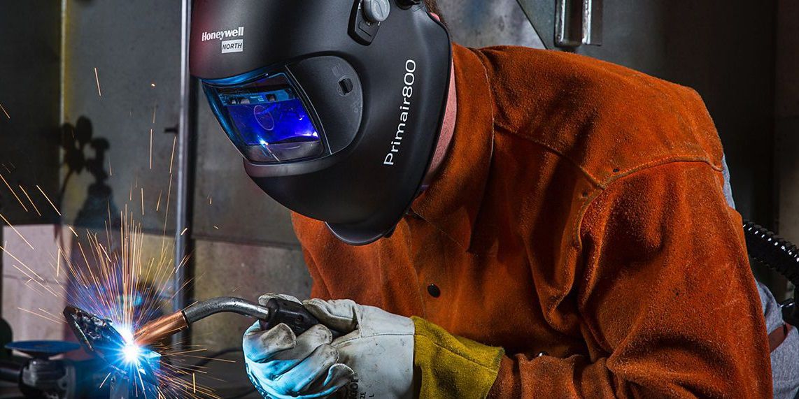 worker welding 
