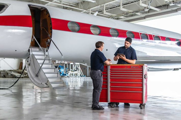 G650 Maintenance Technician with iPad
