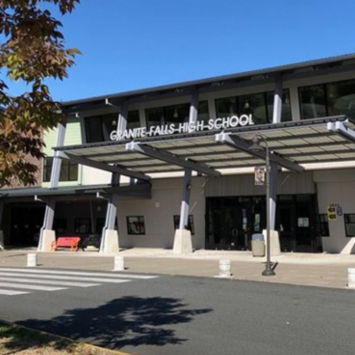 Image with the entrance in the Granit Falls High School