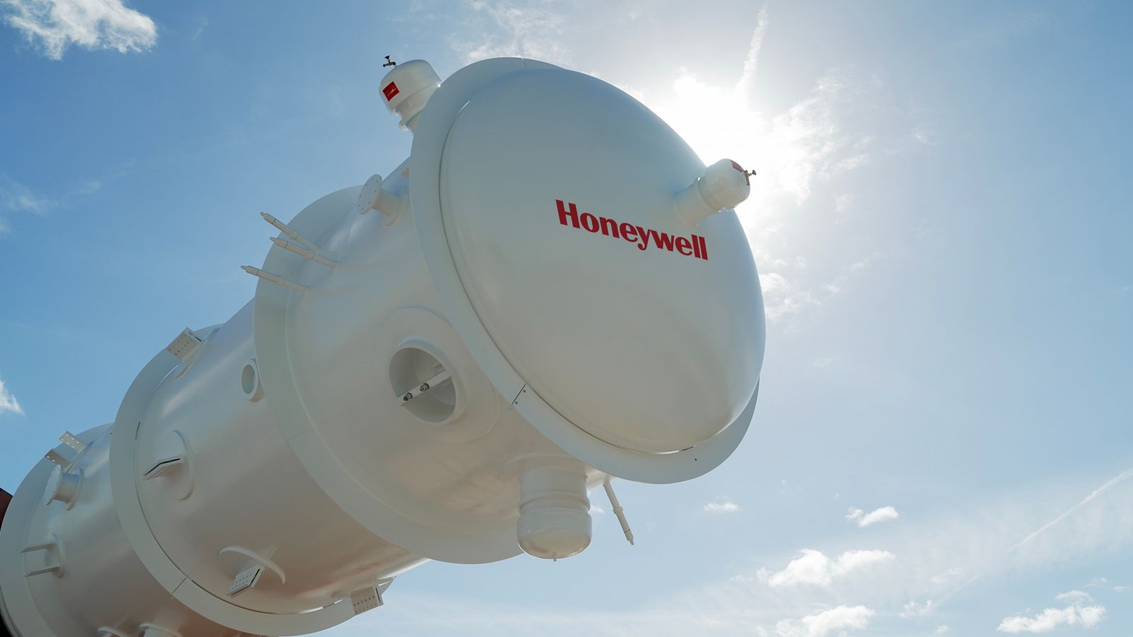 Honeywell LNG process equipment engineered for safe, efficient liquefied natural gas handling and control in large‑scale industrial facilities. 