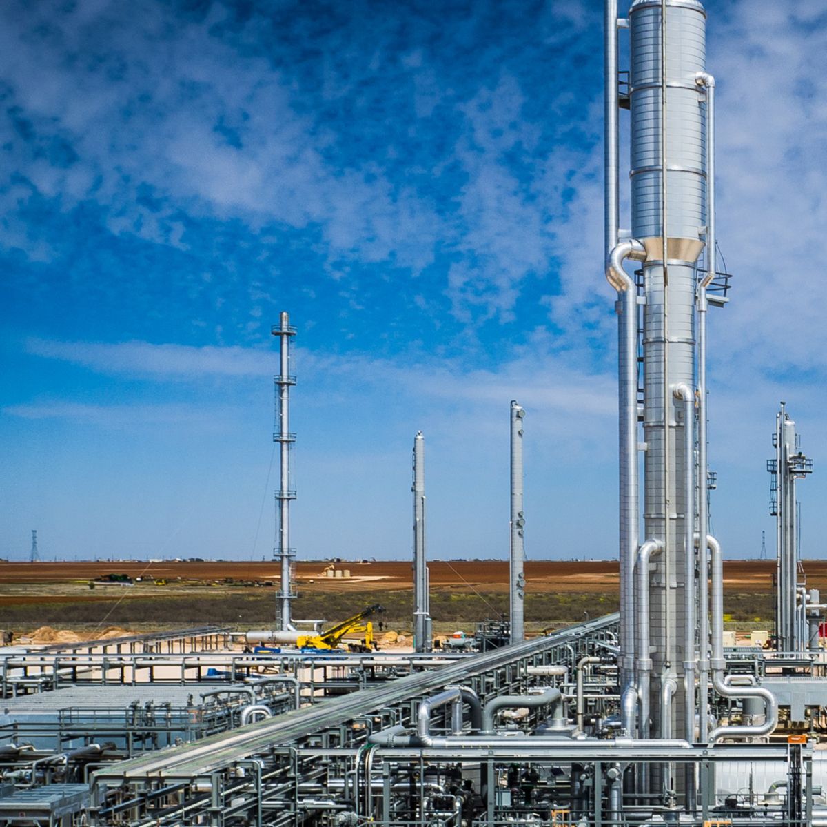 Modular Liquified Natural Gas (LNG) plant, with demethanizer column, molecular sieve system and refrigeration chiller in the foreground, and the amine absorber column and deethanizer column in the background