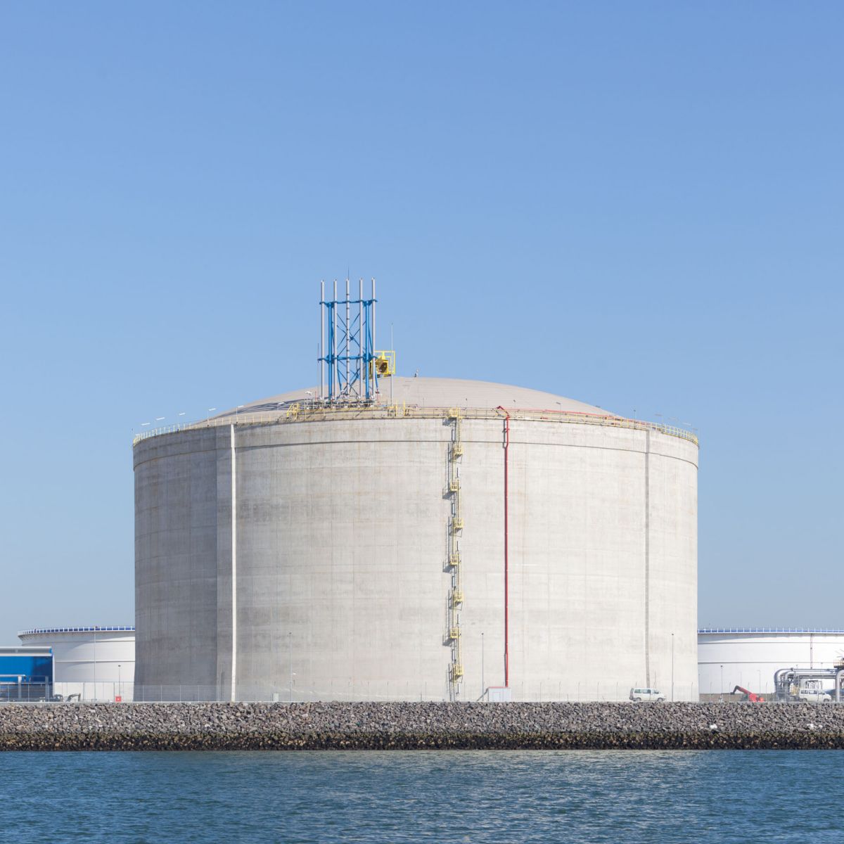 hon-large-lng-cryogenic-storage-tank-coastal-terminal-185267090.jpg