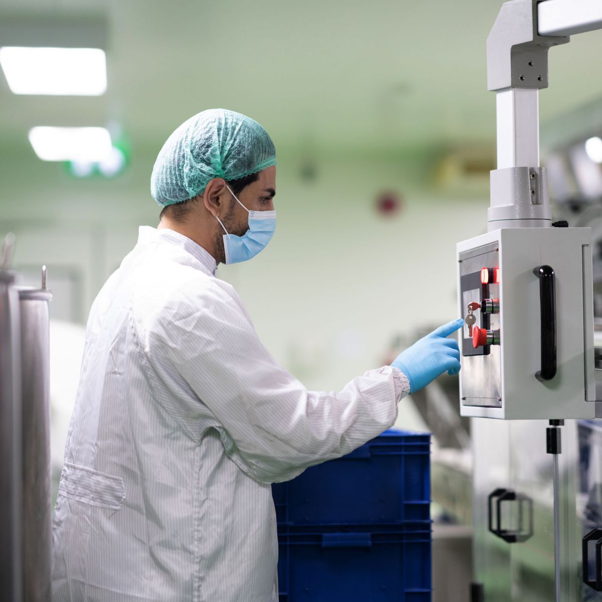 hon-pharma-technician-cleanroom-operating-production-machine-1939526064.jpg