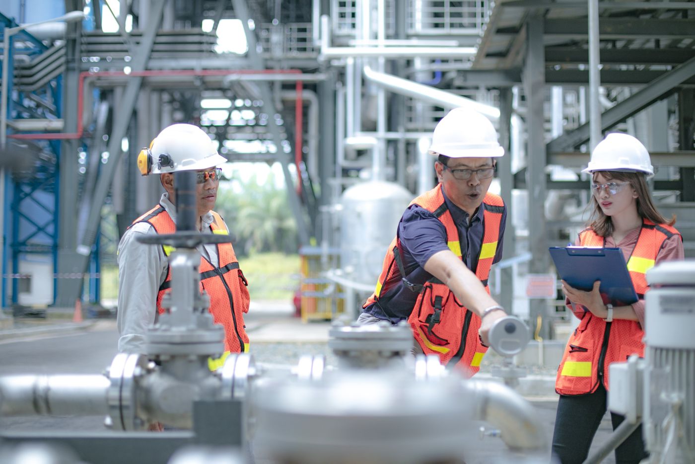 a manager with  engineers provide safety inspection as team work to ensure process problem can be solved properly